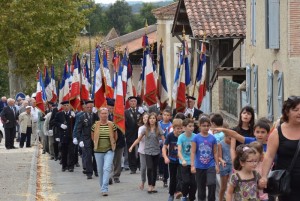 Le cortège précédé des enfants de l'école