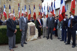 Les officiels devant la stèle